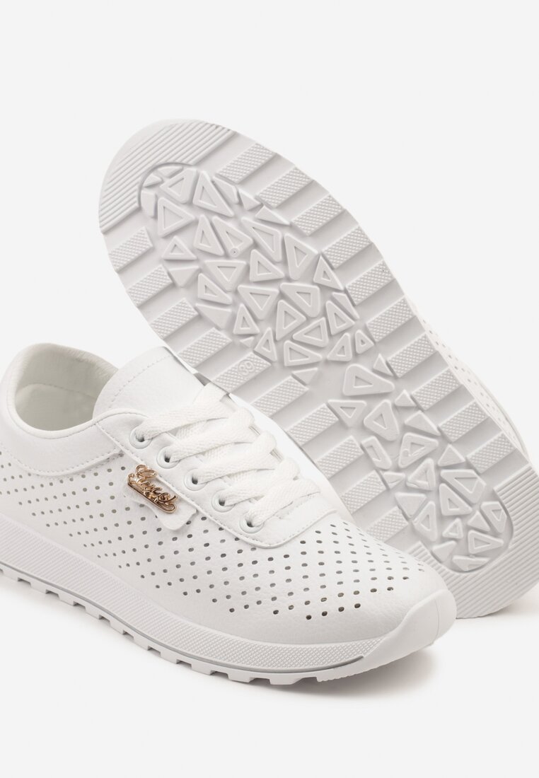 Białe Sneakersy z Ażurową Cholewką i Metalicznym Napisem Turesse