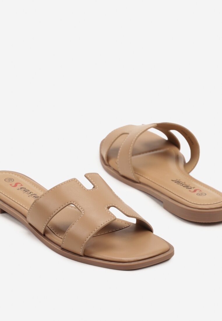 Ciemnobeżowe Klapki na Płaskiej Podeszwie z Ozdobnymi Wycięciami w Cholewce Wiselle