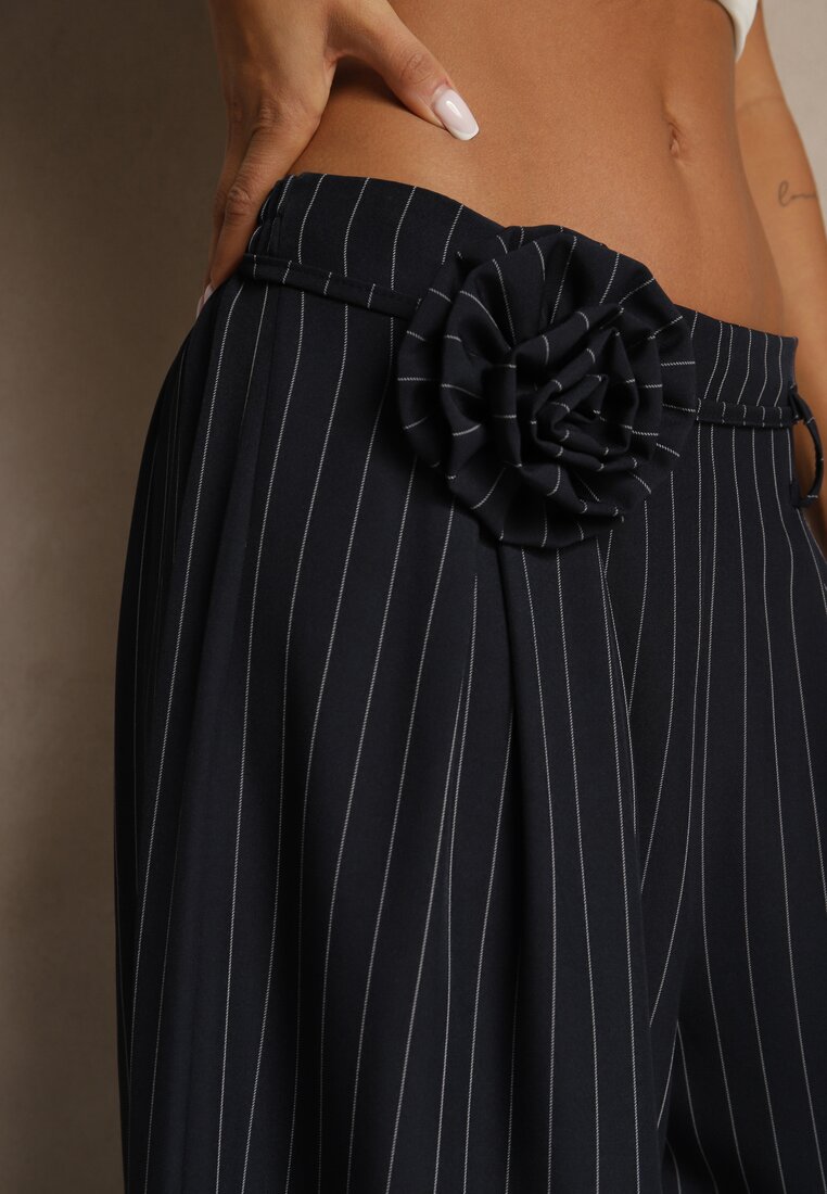 Granatowe Spodnie Palazzo High Waist Ozdobione Broszką Kwiatem Folassea