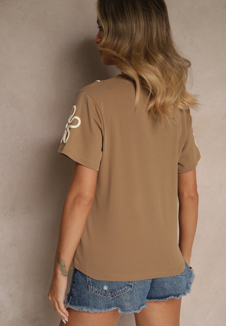 Jasnobrązowy T-shirt Zdobiony Aplikacjami w Kształcie Kwiatów Tilasea