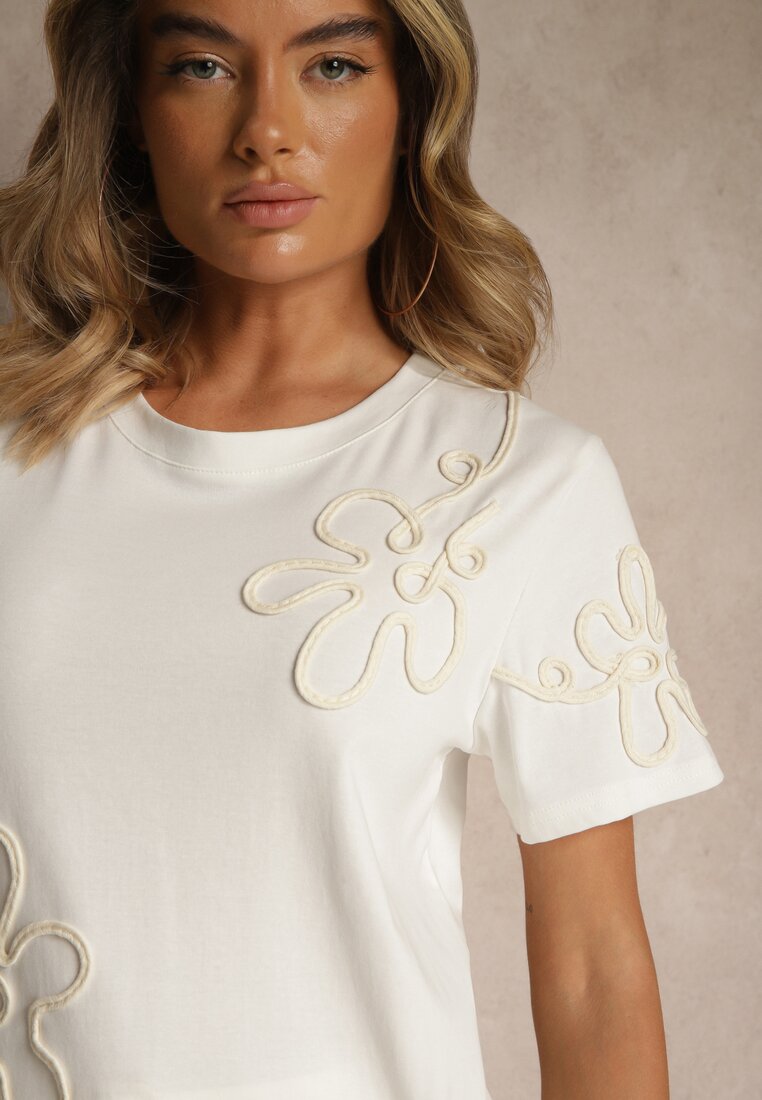 Biały T-shirt Zdobiony Aplikacjami w Kształcie Kwiatów Tilasea