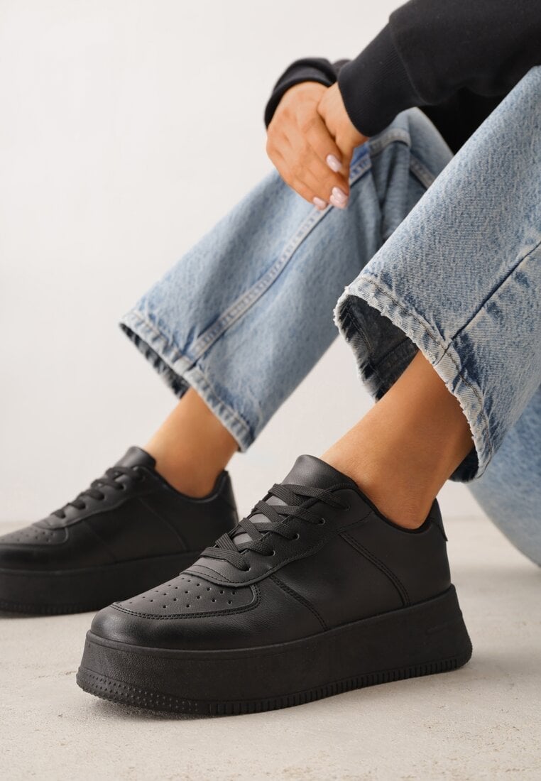 Czarne Kultowe Sneakersy na Grubej Podeszwie z Perforacją na Nosku Lissina