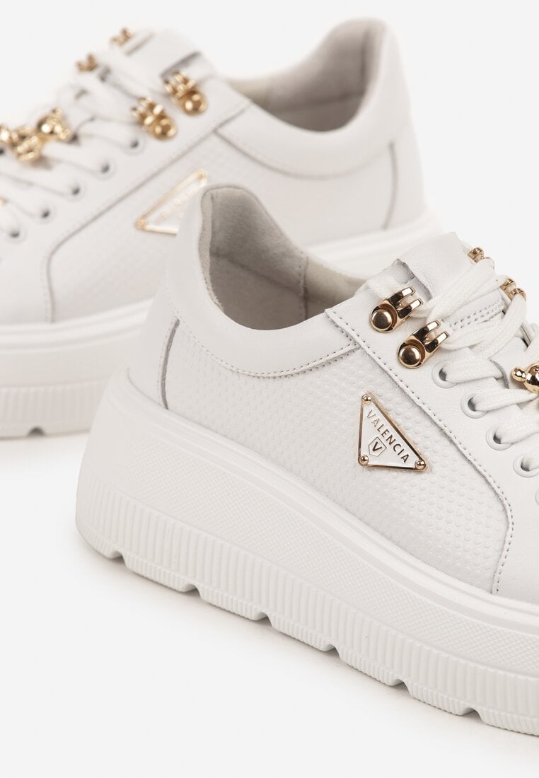 Białe Skórzane Sneakersy na Platformie Ozdobione Aplikacją Doliresa