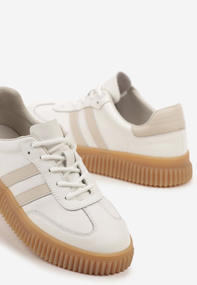 Białe Zamszowe Sneakersy w Stylu Kultowych Tenisówek ze Skórzaną Wkładką i Wzorem w Panterkę Tenannia