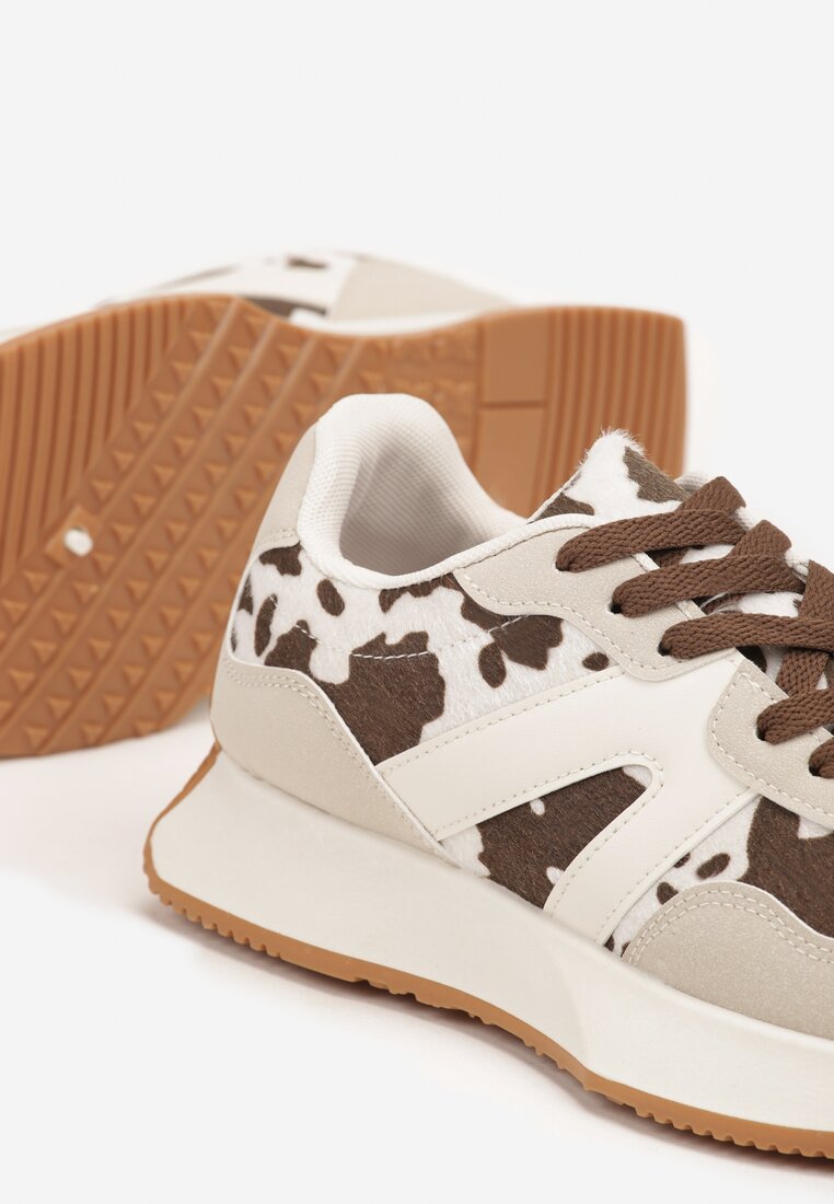 Biało-Brązowe Sneakersy na Płaskiej Podeszwie z Geometryczną Wstawką i Wzorem w Krowie Łaty Sewla