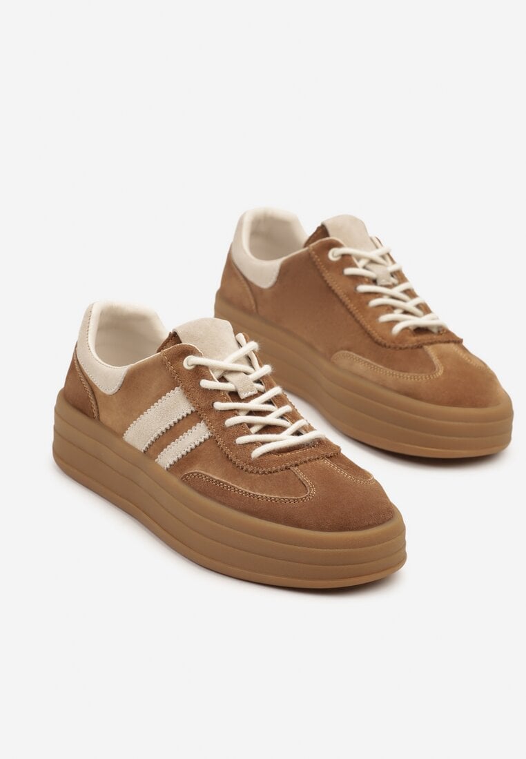 Brązowe Sneakersy Zamszowe na Platformie ze Skórzaną Wkładką Ozdobione Paskiem Adivrie