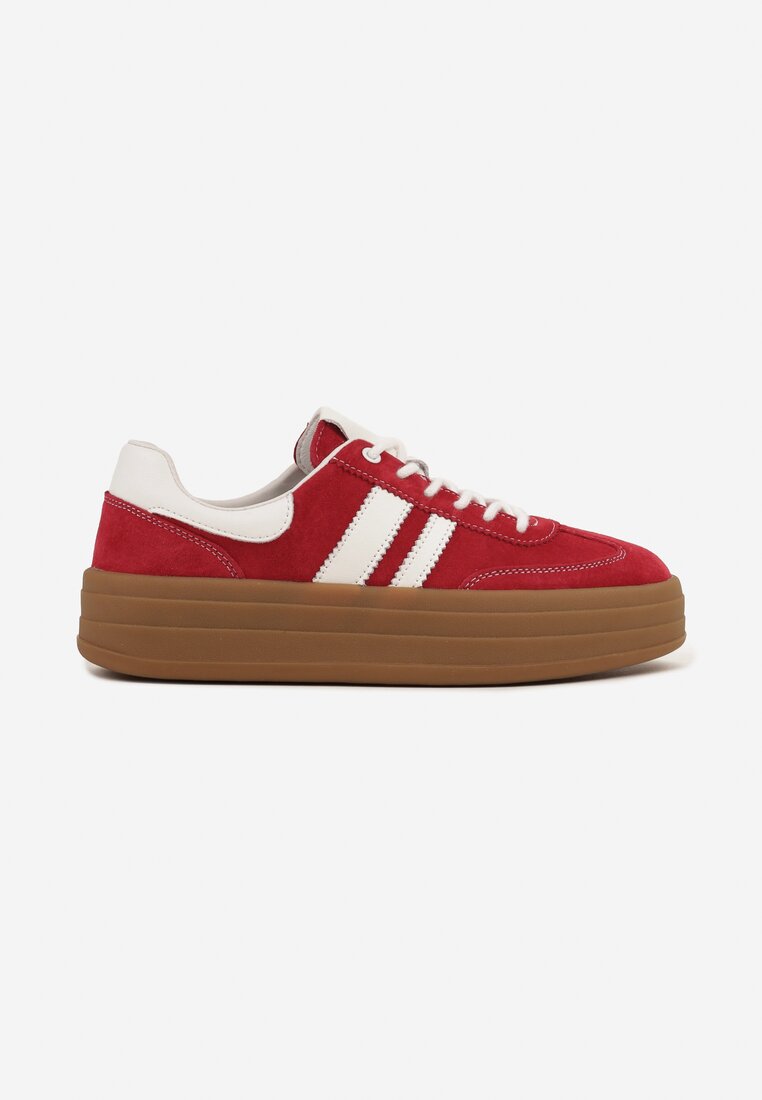 Czerwone Sneakersy Zamszowe na Platformie ze Skórzaną Wkładką Ozdobione Paskiem Adivrie
