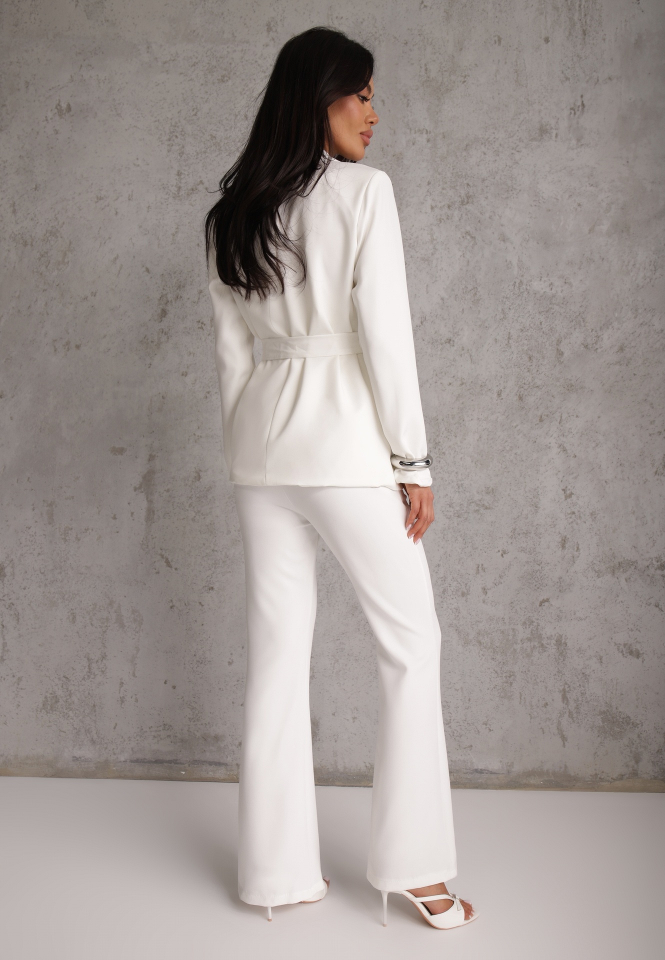 Biały Komplet o Garniturowym Kroju z Marynarką z Wiązaniem i Spodniami Falestra