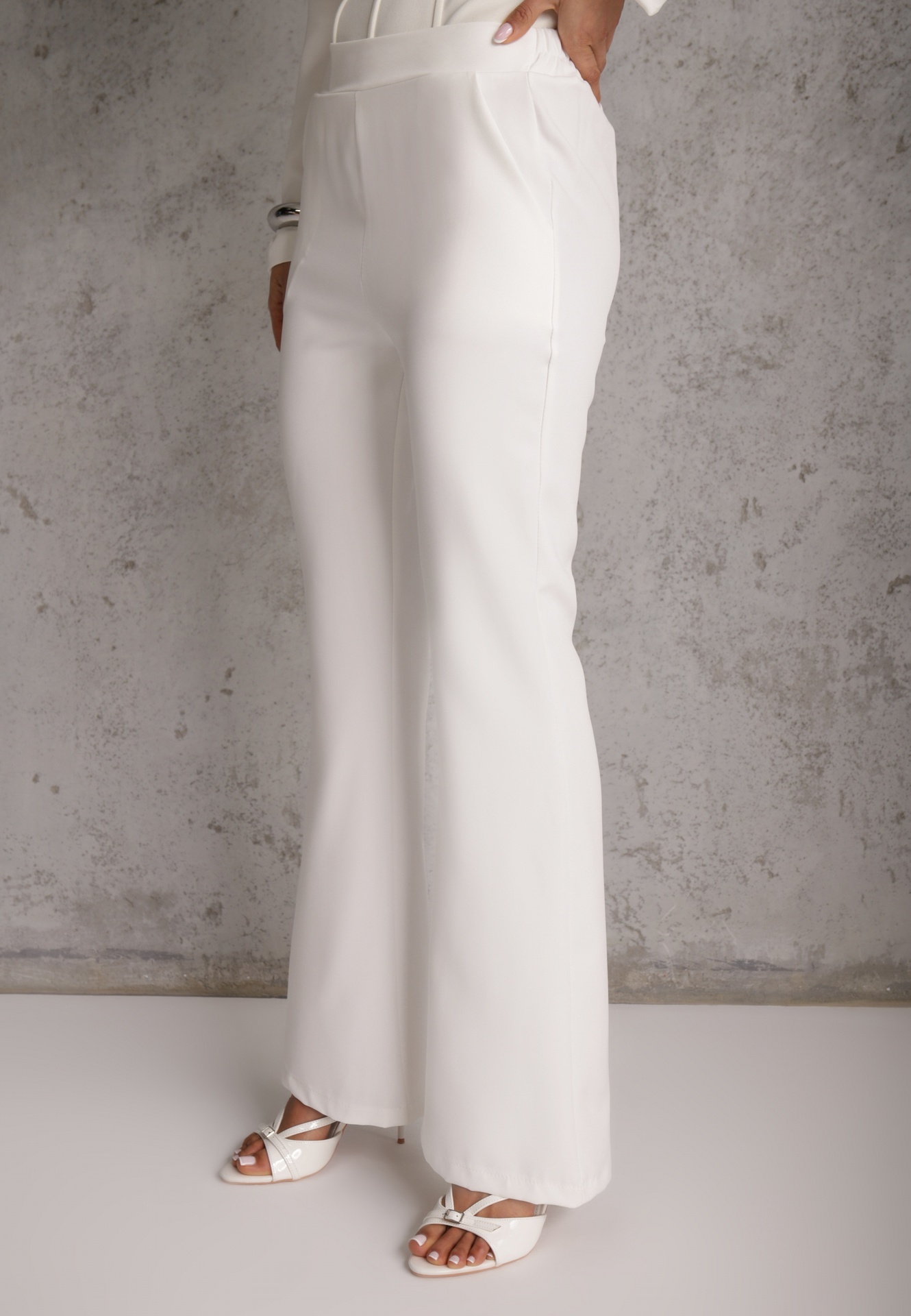 Biały Komplet o Garniturowym Kroju z Marynarką z Wiązaniem i Spodniami Falestra