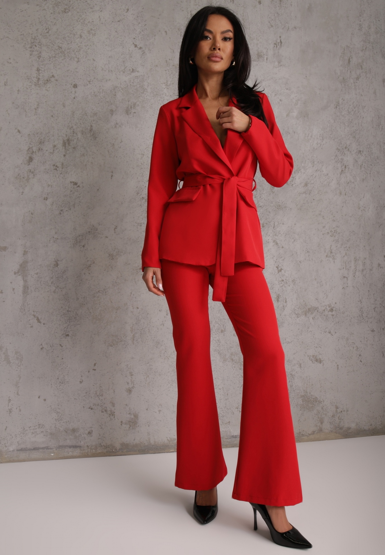 Czerwony Komplet o Garniturowym Kroju z Marynarką z Wiązaniem i Spodniami Falestra