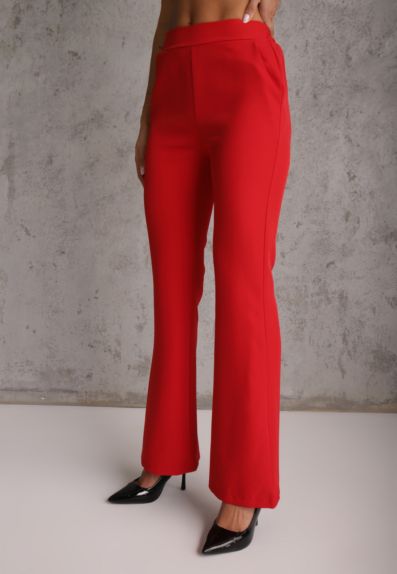 Czerwony Komplet o Garniturowym Kroju z Marynarką z Wiązaniem i Spodniami Falestra