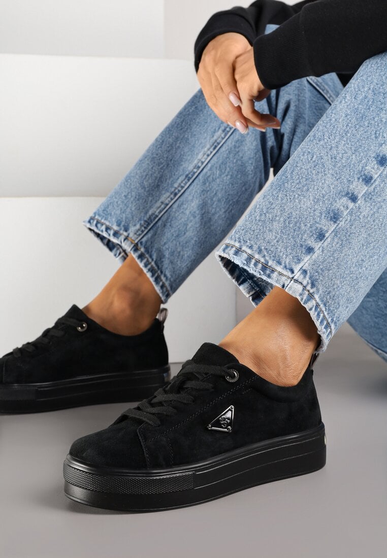Czarne Sneakersy na Platformie z Zamszu Naturalnego Ozdobione Aplikacją Beliale