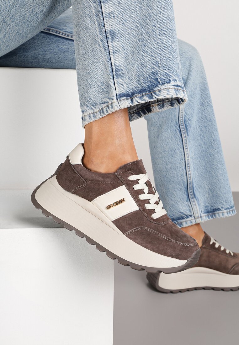 Brązowe Sneakersy na Platformie z Naturalnego Zamszu z Geometrycznym Wzorem i Napisem Latalissa