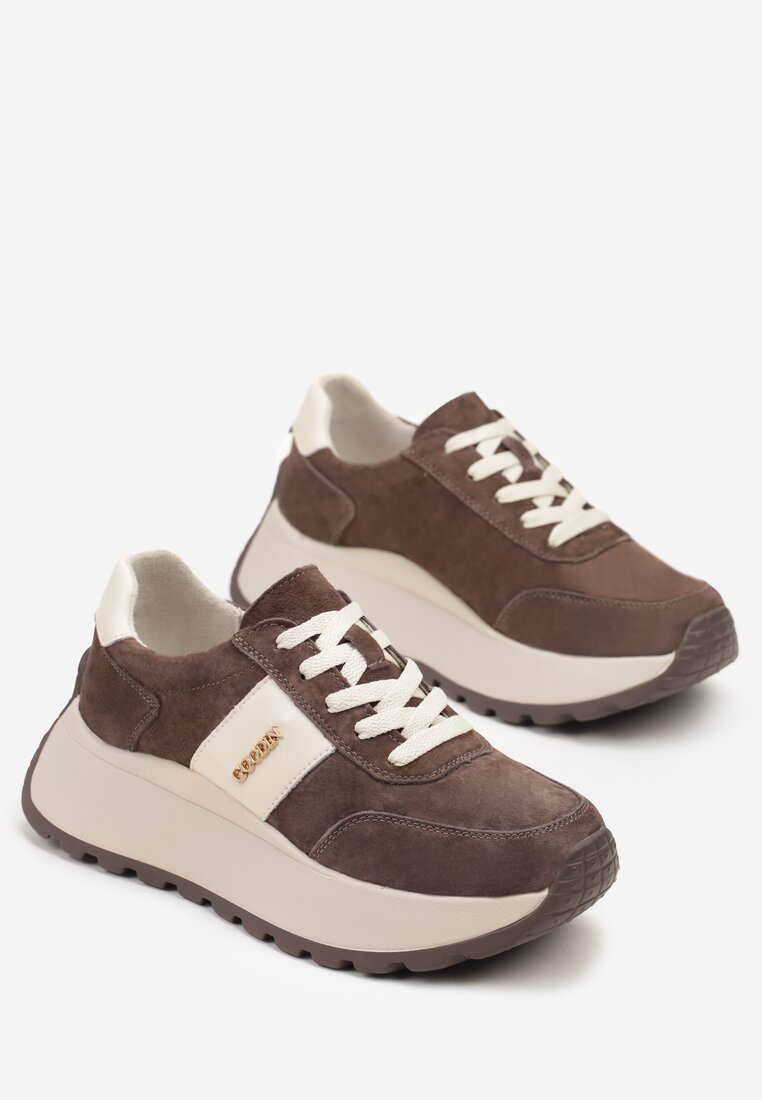 Brązowe Sneakersy na Platformie z Naturalnego Zamszu z Geometrycznym Wzorem i Napisem Latalissa