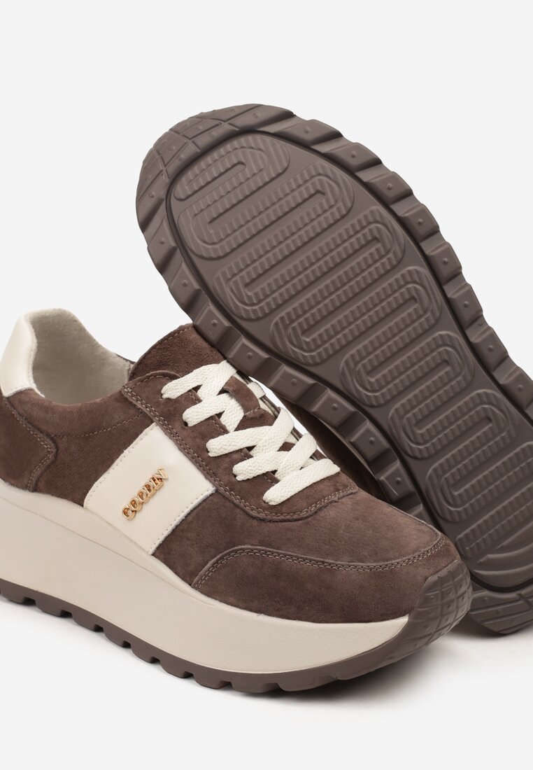 Brązowe Sneakersy na Platformie z Naturalnego Zamszu z Geometrycznym Wzorem i Napisem Latalissa
