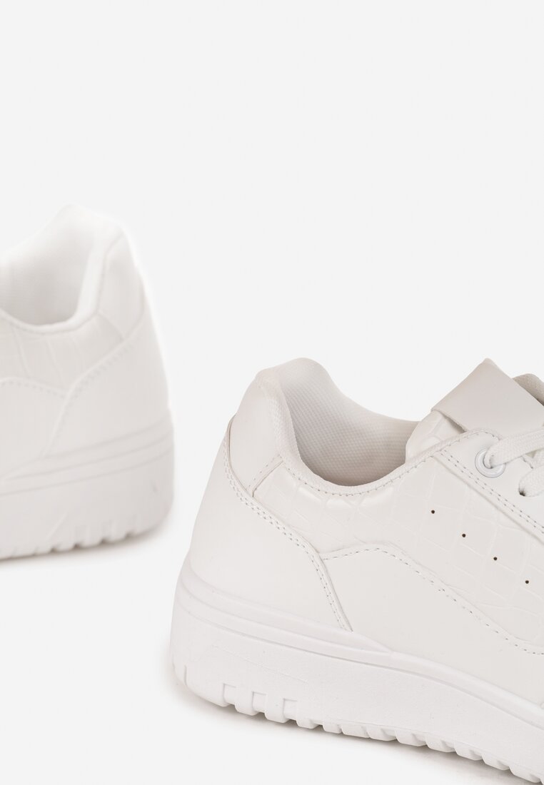 Białe Sneakersy Ozdobione Perforacją i Geometrycznym Motywem Idariele