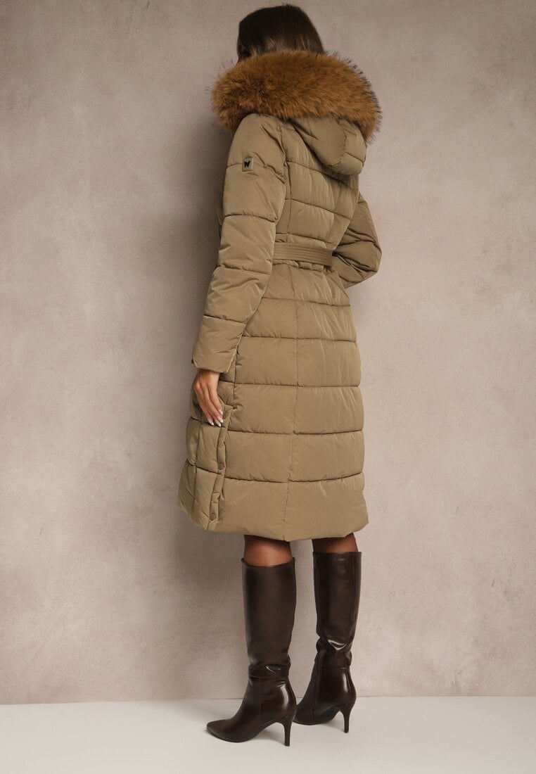 Ciemnobeżowa Pikowana Kurtka o Długim Kroju z Paskiem i Kapturem z Futrem Aveslia