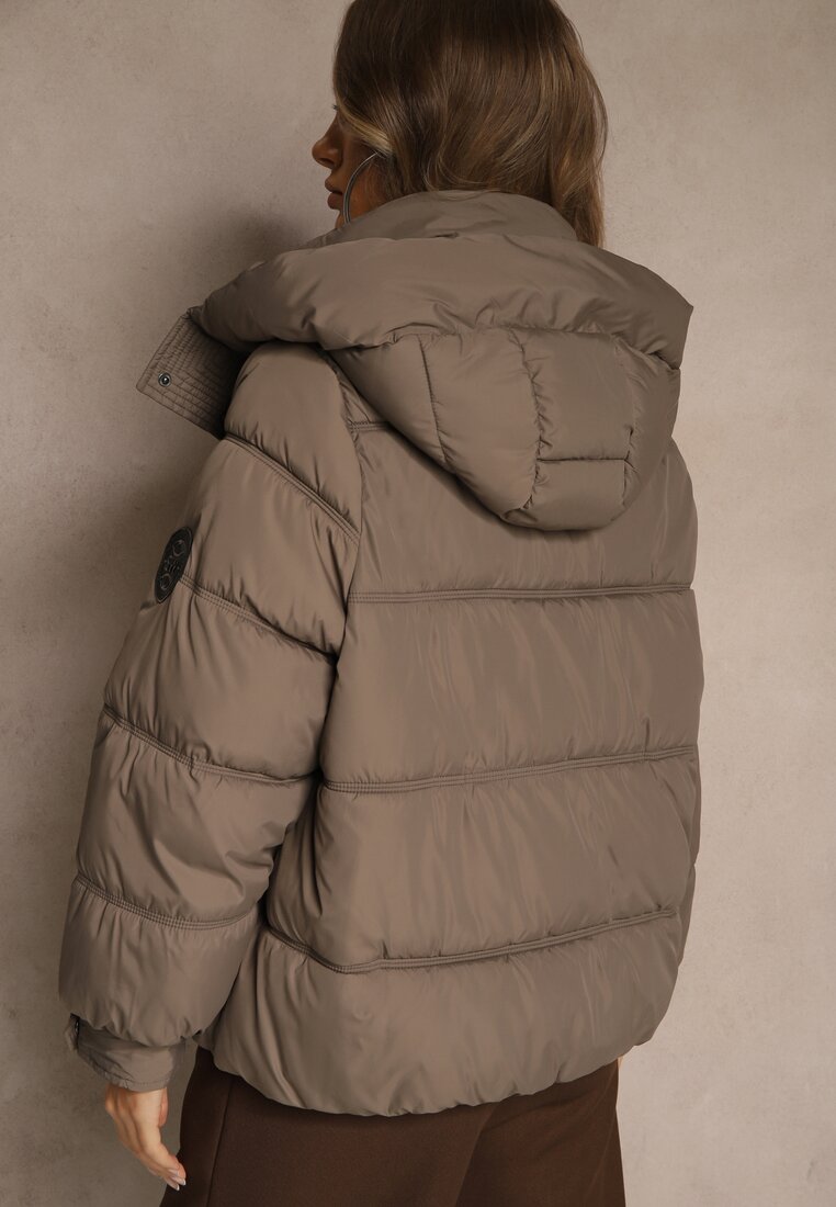 Ciemnobeżowa Oversizowa Kurtka Puffer z Kapturem i Naszywką przy Rękawie Azine