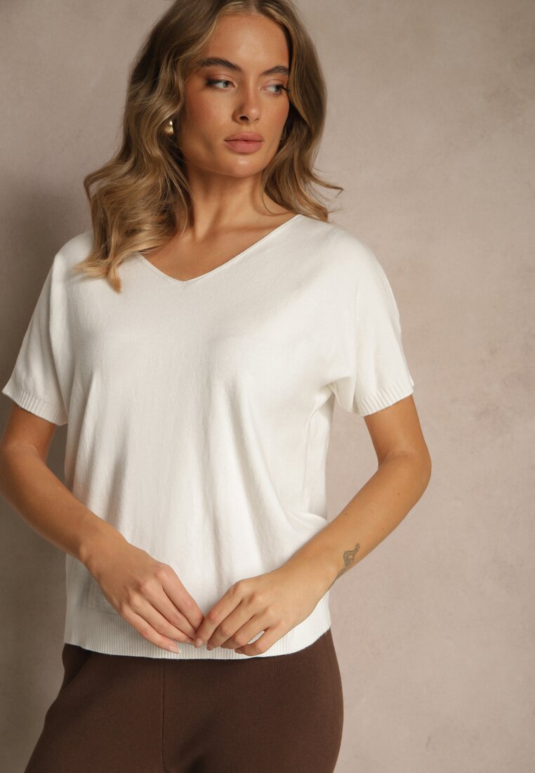 Biały T-shirt z Dzianiny z Dekoltem w Serek Fenalise