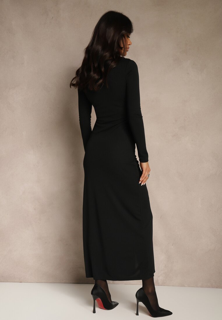 Czarna Elegancka Sukienka Zdobiona Marszczeniem i Metaliczną Aplikacją Raselia