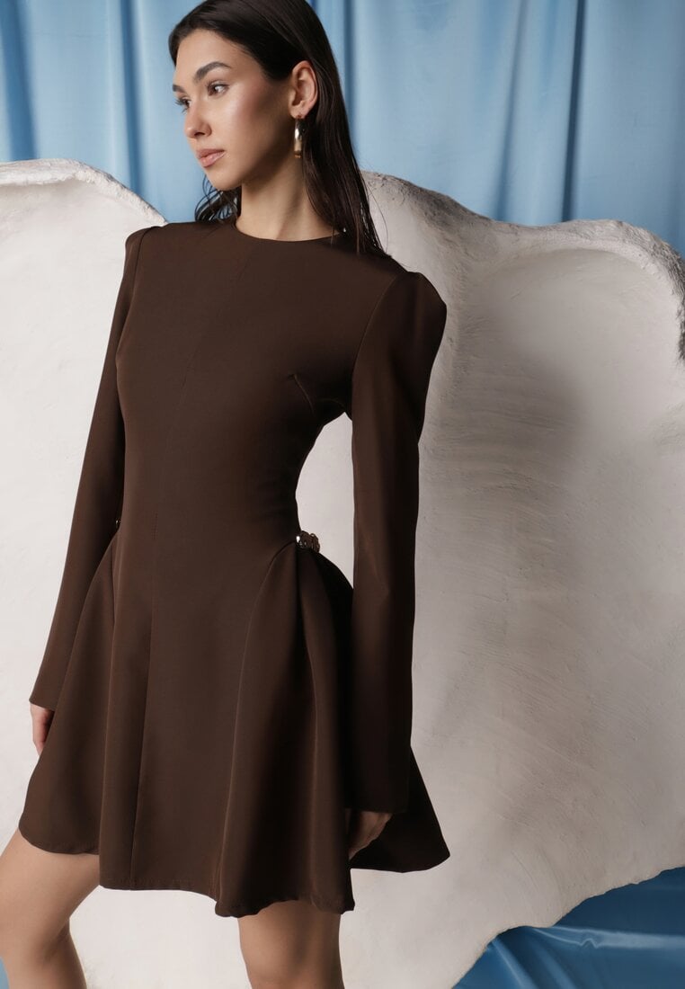 Brązowa Sukienka o Rozkloszowanym Kroju z Ozdobą z Boku Eleslia