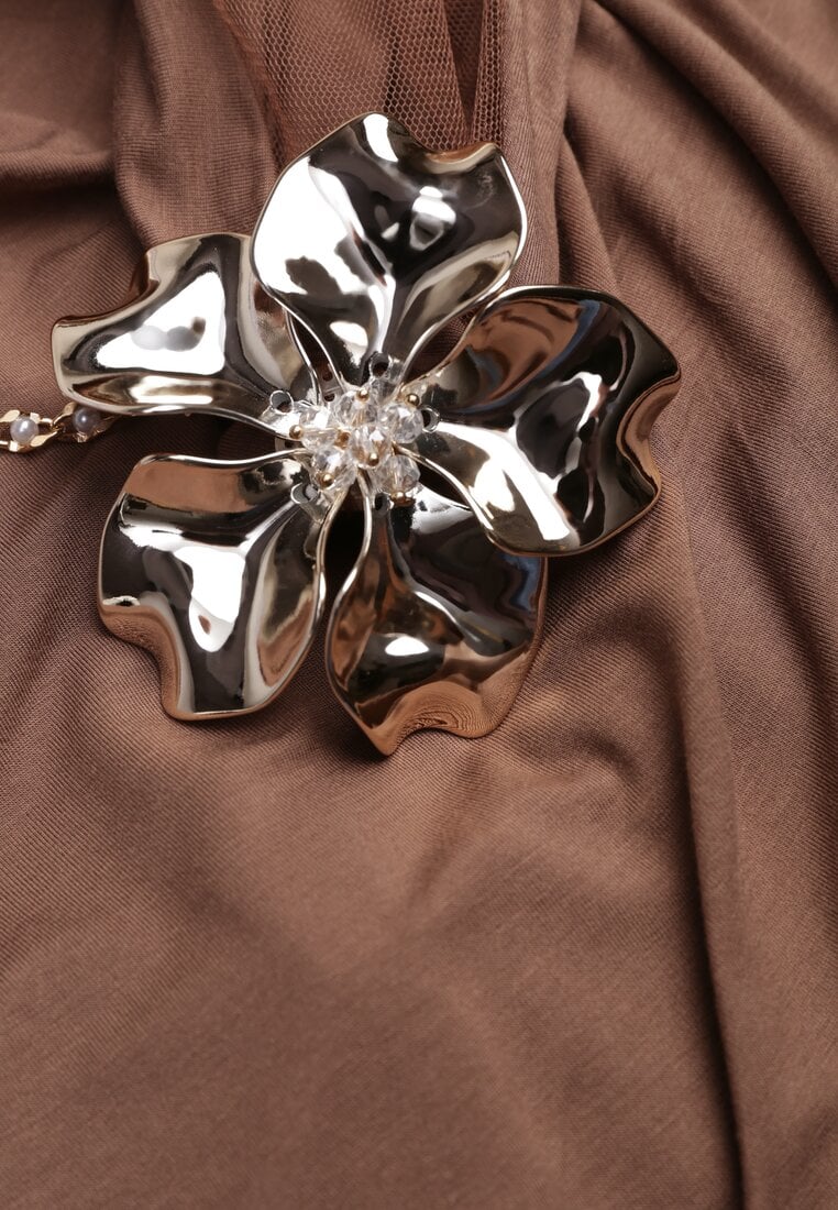 Brązowy Marszczony Top Halter z Łańcuszkiem i Kwiatem Przy Dekolcie Idivanna