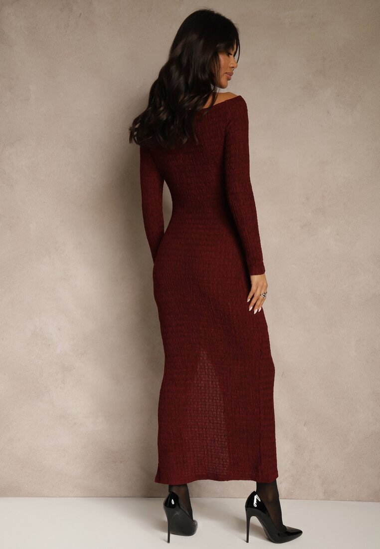 Bordowa Sukienka o Dopasowanym Kroju Ozdobiona Metaliczną Aplikacją Reittia
