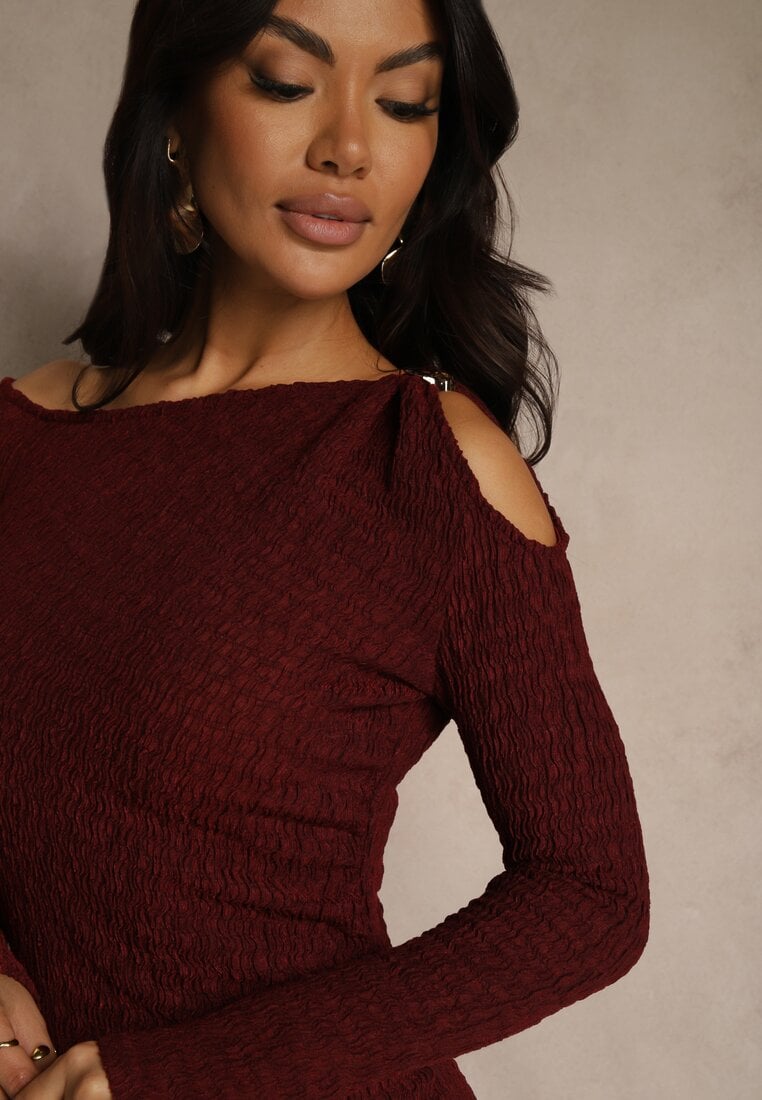 Bordowa Sukienka o Dopasowanym Kroju Ozdobiona Metaliczną Aplikacją Reittia