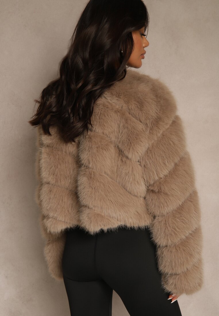 Ciemnobeżowa Futrzana Kurtka o Krótkim Kroju Zapinana na Haftki Alorith