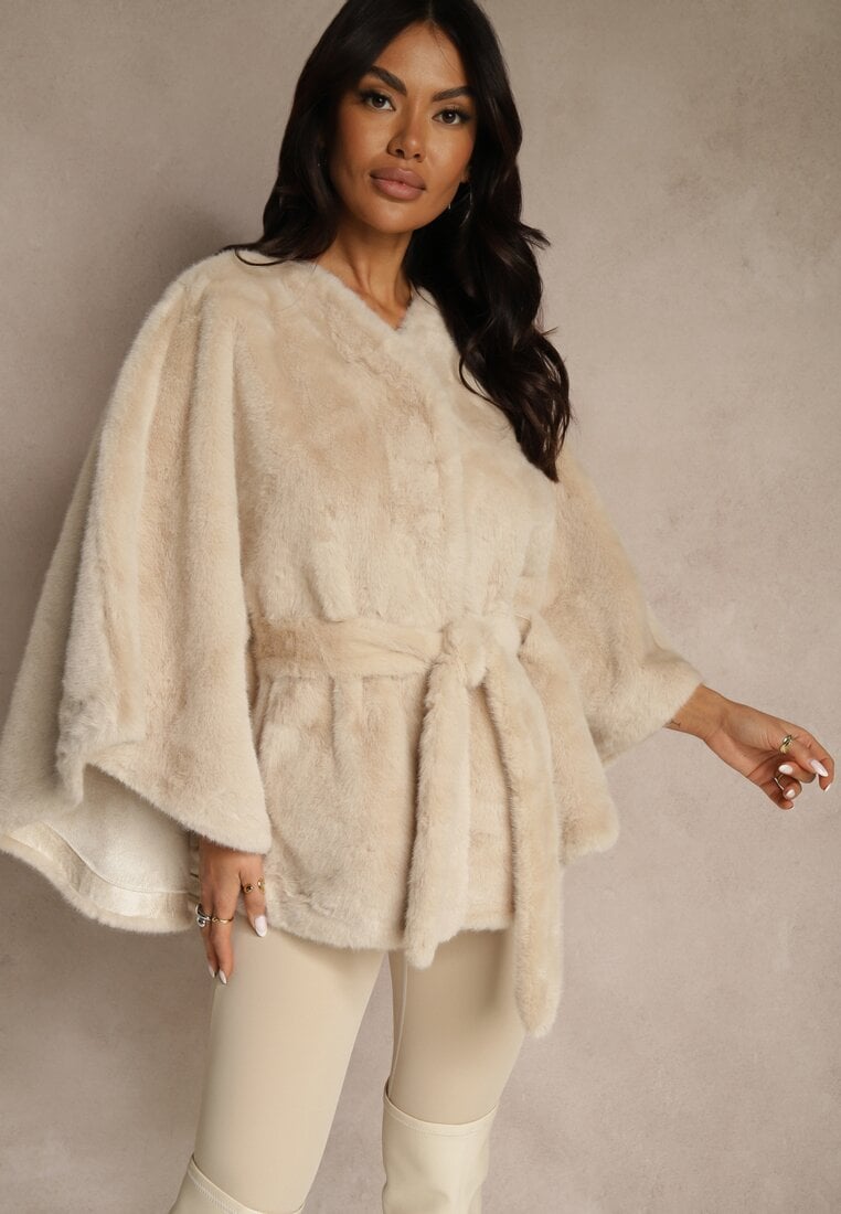 Beżowe Futerkowe Ponczo Ozdobione Paskiem Monareva