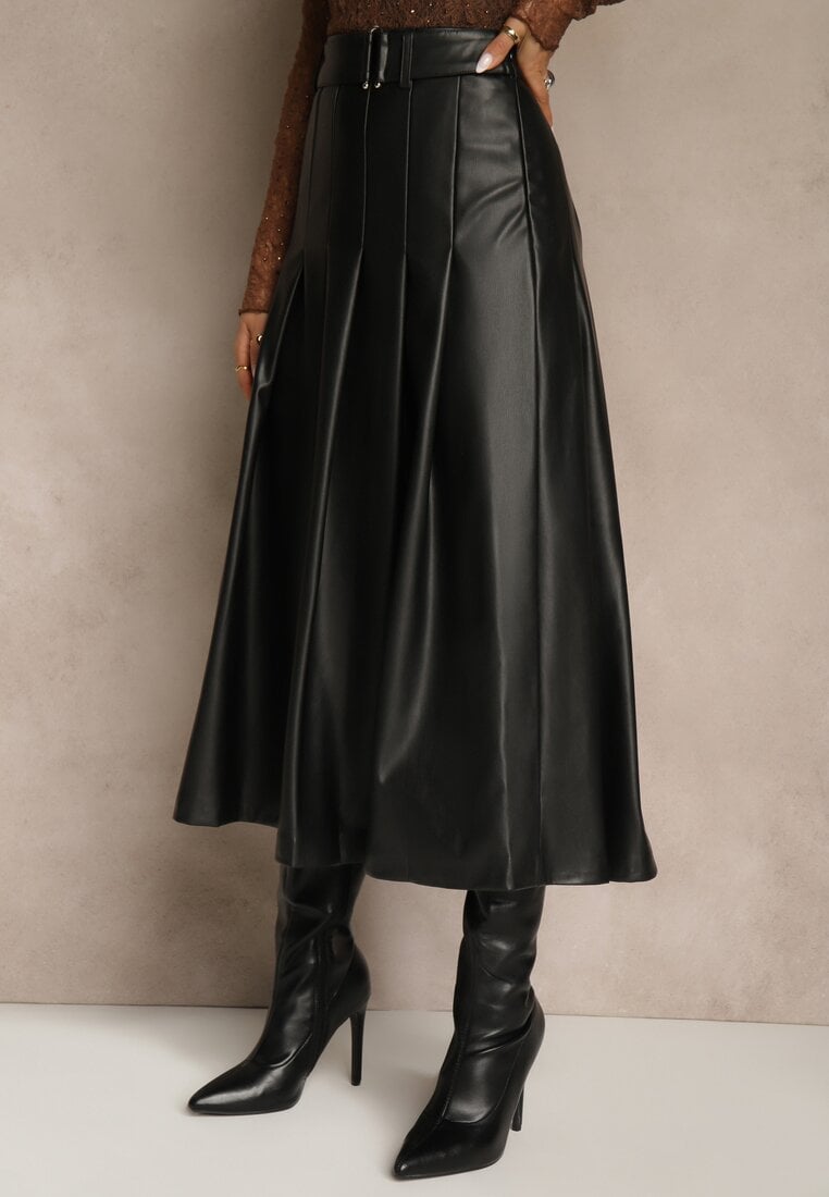 Czarna Plisowana Spódnica z Imitacji Skóry o Rozkloszowanym Kroju Tusdera