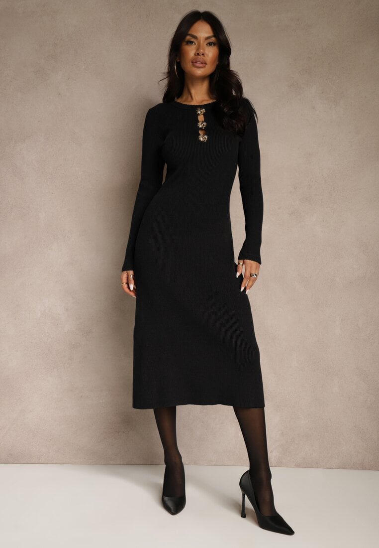 Czarna Prążkowana Sukienka z Dzianiny z Wiskozą Zdobiona Aplikacjami Tusmeira