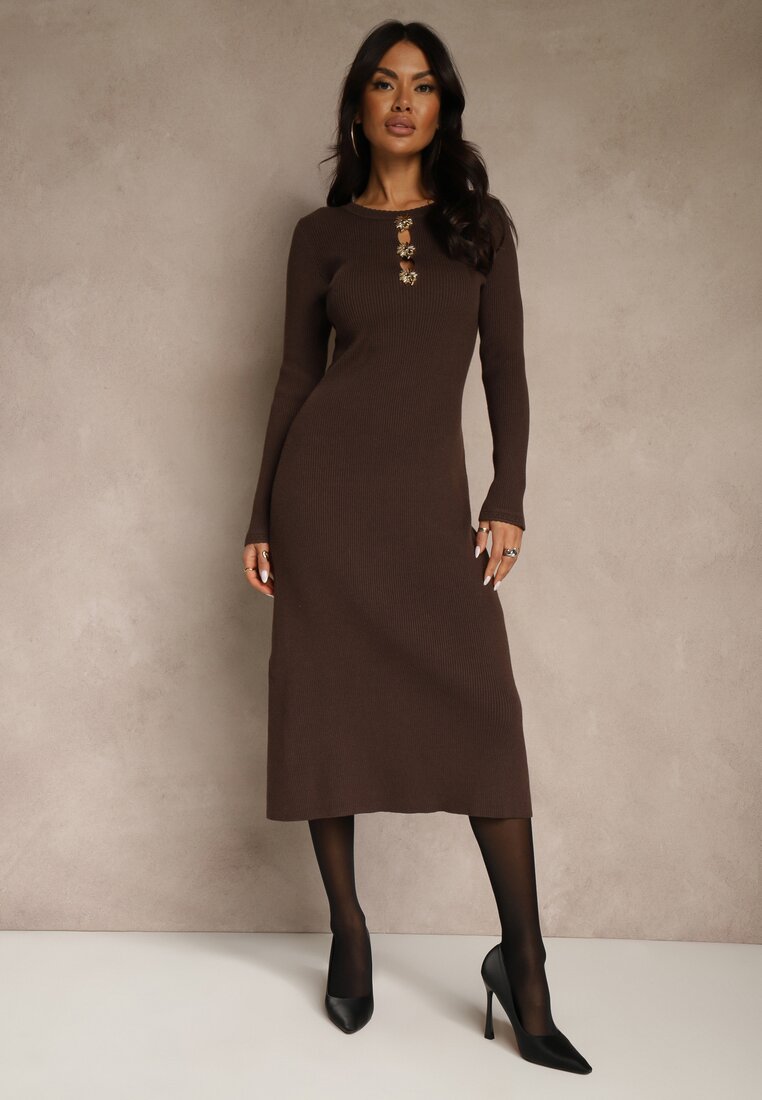 Brązowa Prążkowana Sukienka z Dzianiny z Wiskozą Zdobiona Aplikacjami Tusmeira