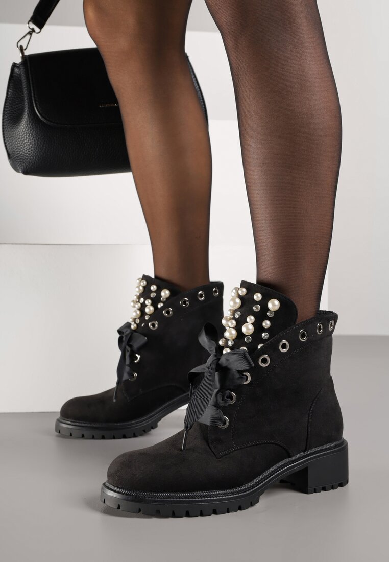 Czarne Botki z Imitacji Zamszu z Ozdobnymi Sznurówkami Perłami i Cyrkoniami Jovilda