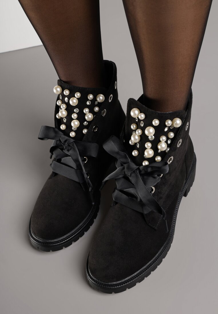 Czarne Botki z Imitacji Zamszu z Ozdobnymi Sznurówkami Perłami i Cyrkoniami Jovilda