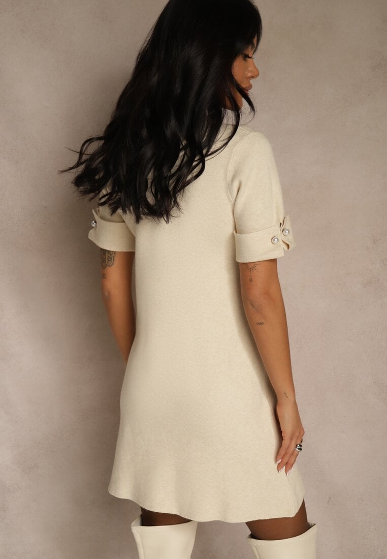 Jasnobeżowa Sukienka Sweterkowa o Trapezowym Kroju z Perełkami Liatusea