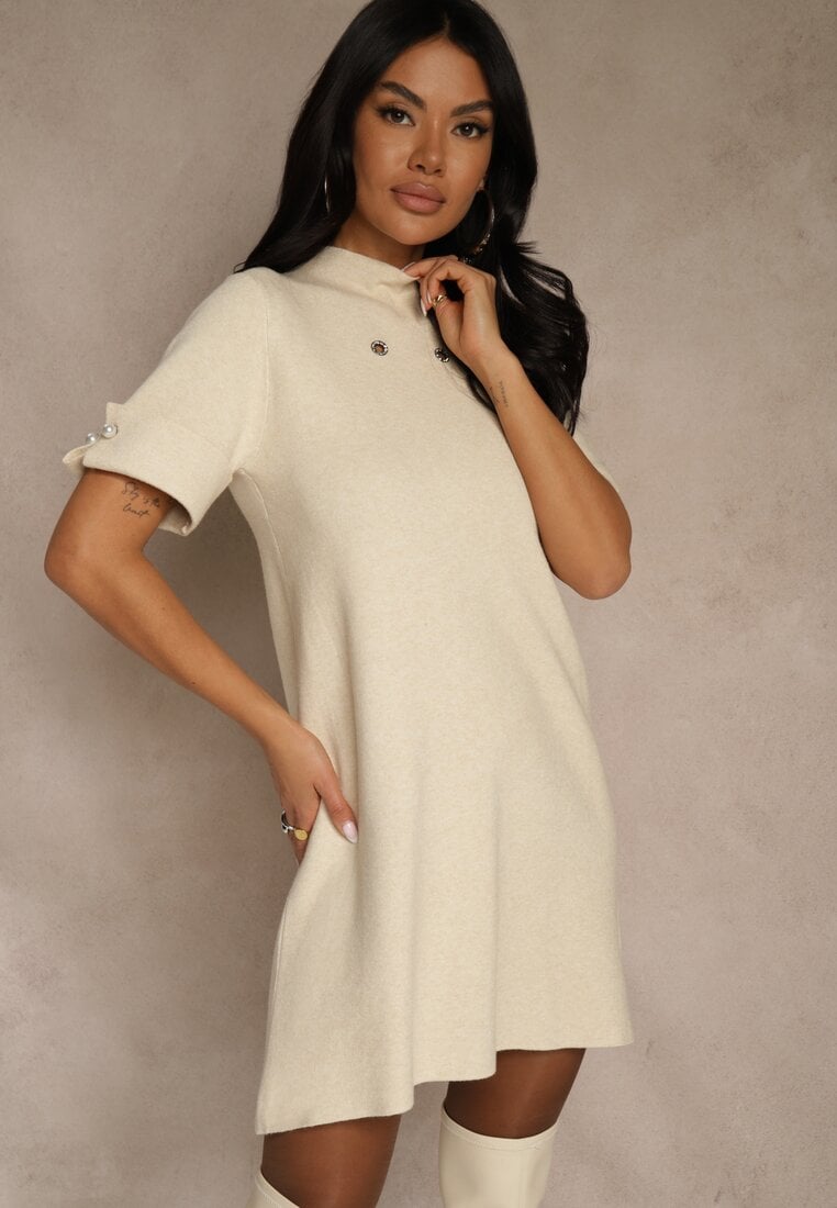 Jasnobeżowa Sukienka Sweterkowa o Trapezowym Kroju z Perełkami Liatusea