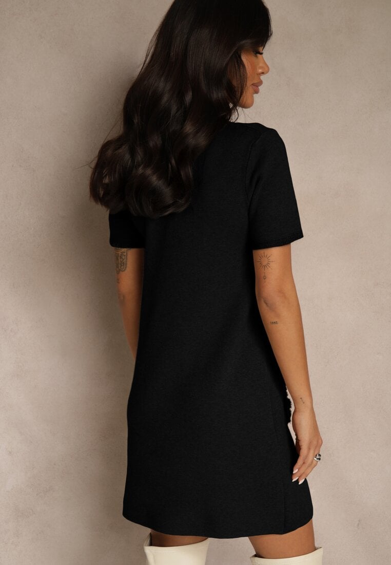 Czarna Sweterkowa Sukienka Trapezowa z Perełkami przy Dekolcie i Kieszeniach Fenatusa