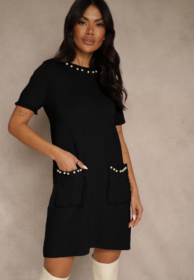 Czarna Sweterkowa Sukienka Trapezowa z Perełkami przy Dekolcie i Kieszeniach Fenatusa