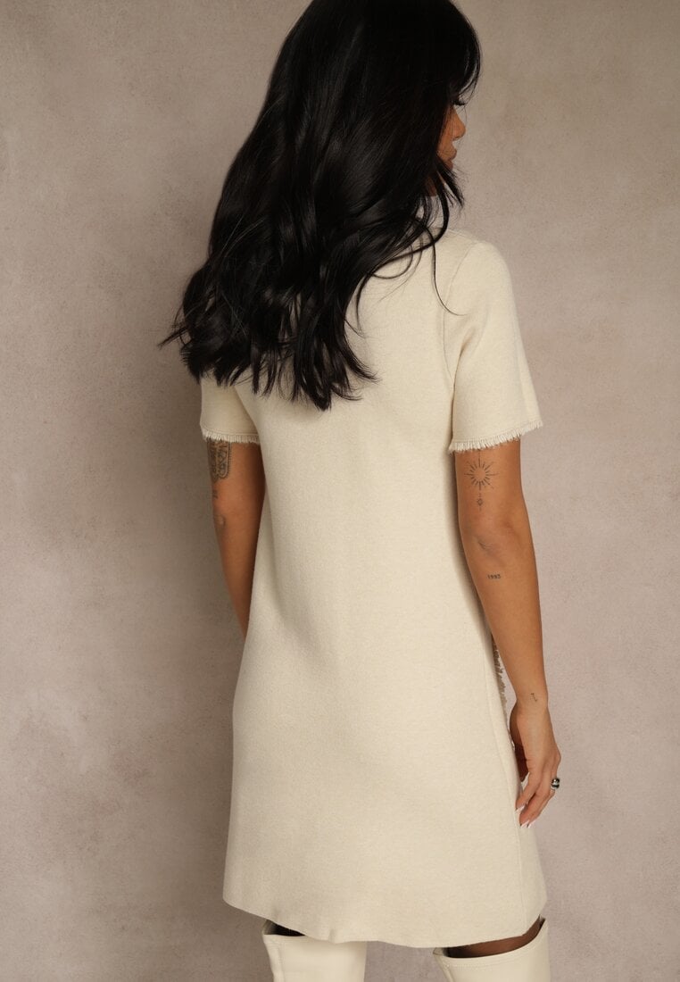 Jasnobeżowa Sweterkowa Sukienka Trapezowa z Perełkami przy Dekolcie i Kieszeniach Fenatusa