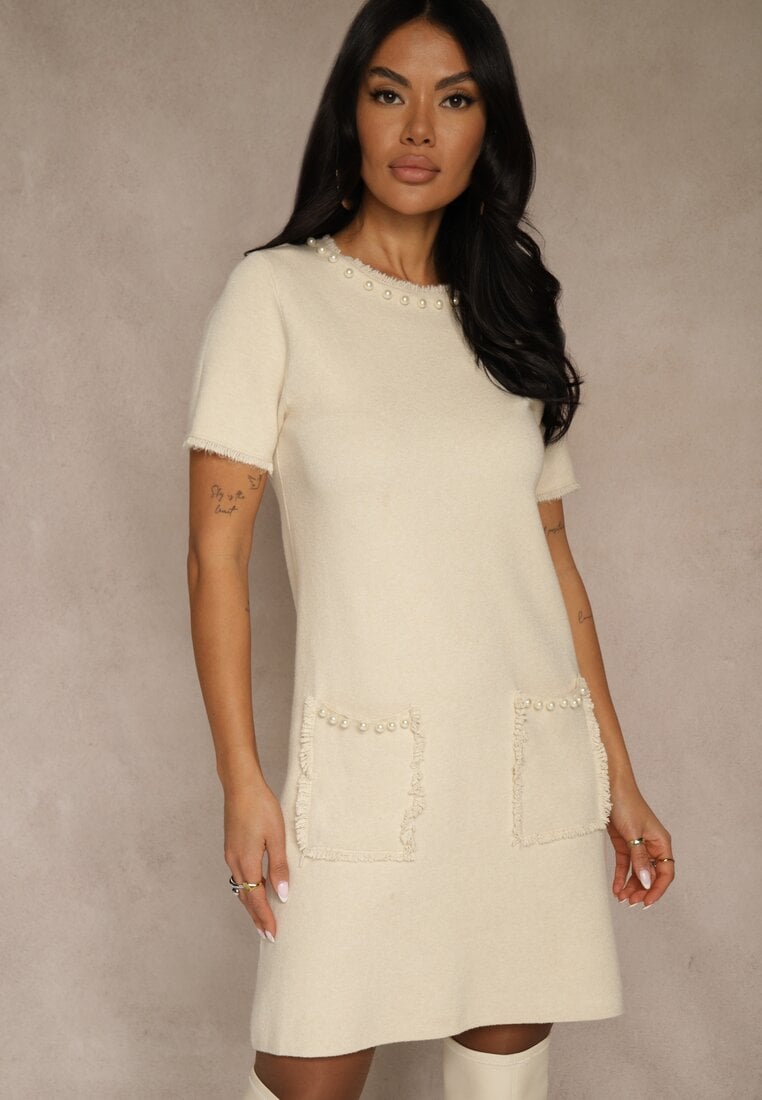 Jasnobeżowa Sweterkowa Sukienka Trapezowa z Perełkami przy Dekolcie i Kieszeniach Fenatusa