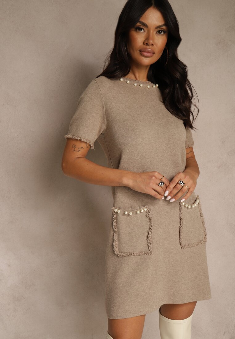 Beżowa Sweterkowa Sukienka Trapezowa z Perełkami przy Dekolcie i Kieszeniach Fenatusa