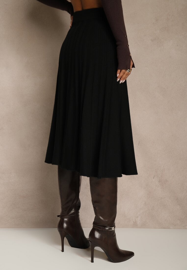 Czarna Dzianinowa Spódnica Plisowana o Rozkloszowanym Kroju Tuswia