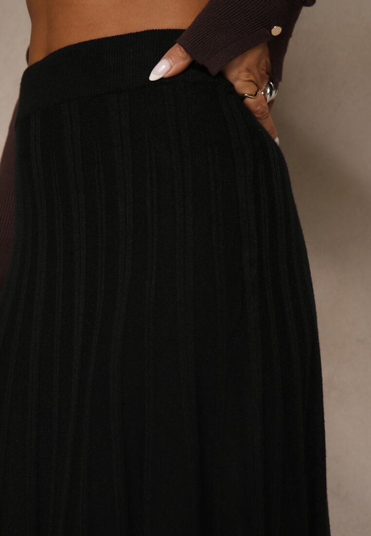Czarna Dzianinowa Spódnica Plisowana o Rozkloszowanym Kroju Tuswia