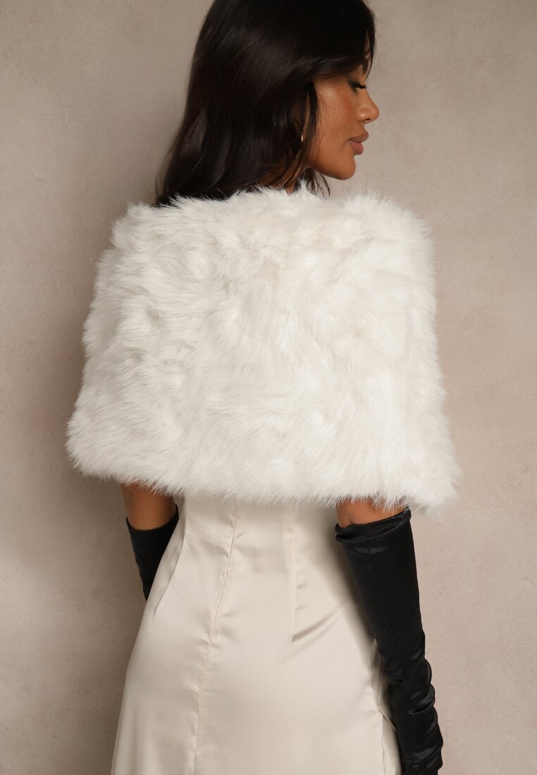 Białe Ponczo w Ozdobne Futerko Inesema