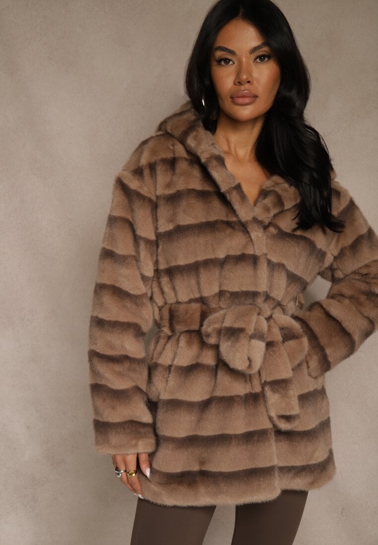 Beżowa Kurtka Futrzana z Nieodpinanym Kapturem Ozdobiona Paskiem Zetelia