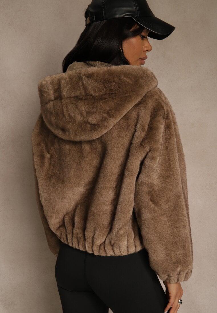Beżowa Kurtka Futerko o Kroju Bomberki z Kapturem i Imitacją Kieszeni Awedana