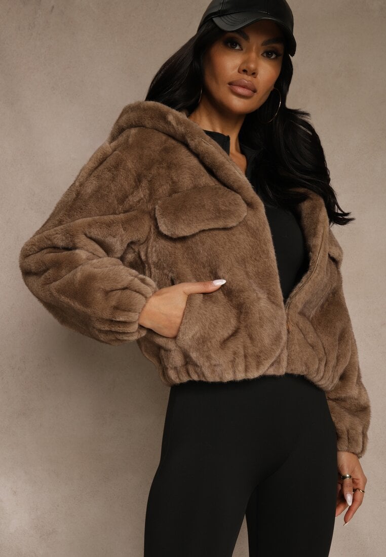 Beżowa Kurtka Futerko o Kroju Bomberki z Kapturem i Imitacją Kieszeni Awedana