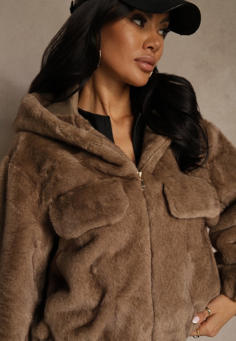 Beżowa Kurtka Futerko o Kroju Bomberki z Kapturem i Imitacją Kieszeni Awedana