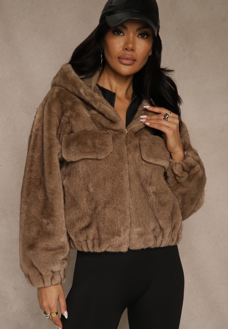 Beżowa Kurtka Futerko o Kroju Bomberki z Kapturem i Imitacją Kieszeni Awedana
